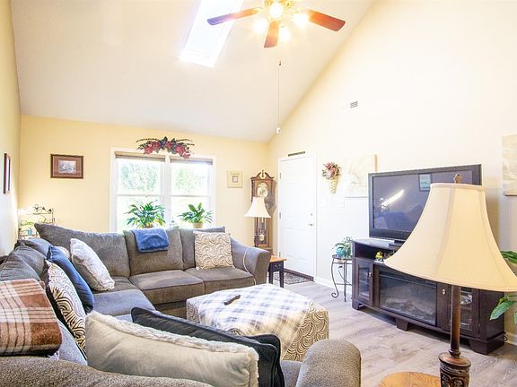 5th image of 142 Crestfield Dr