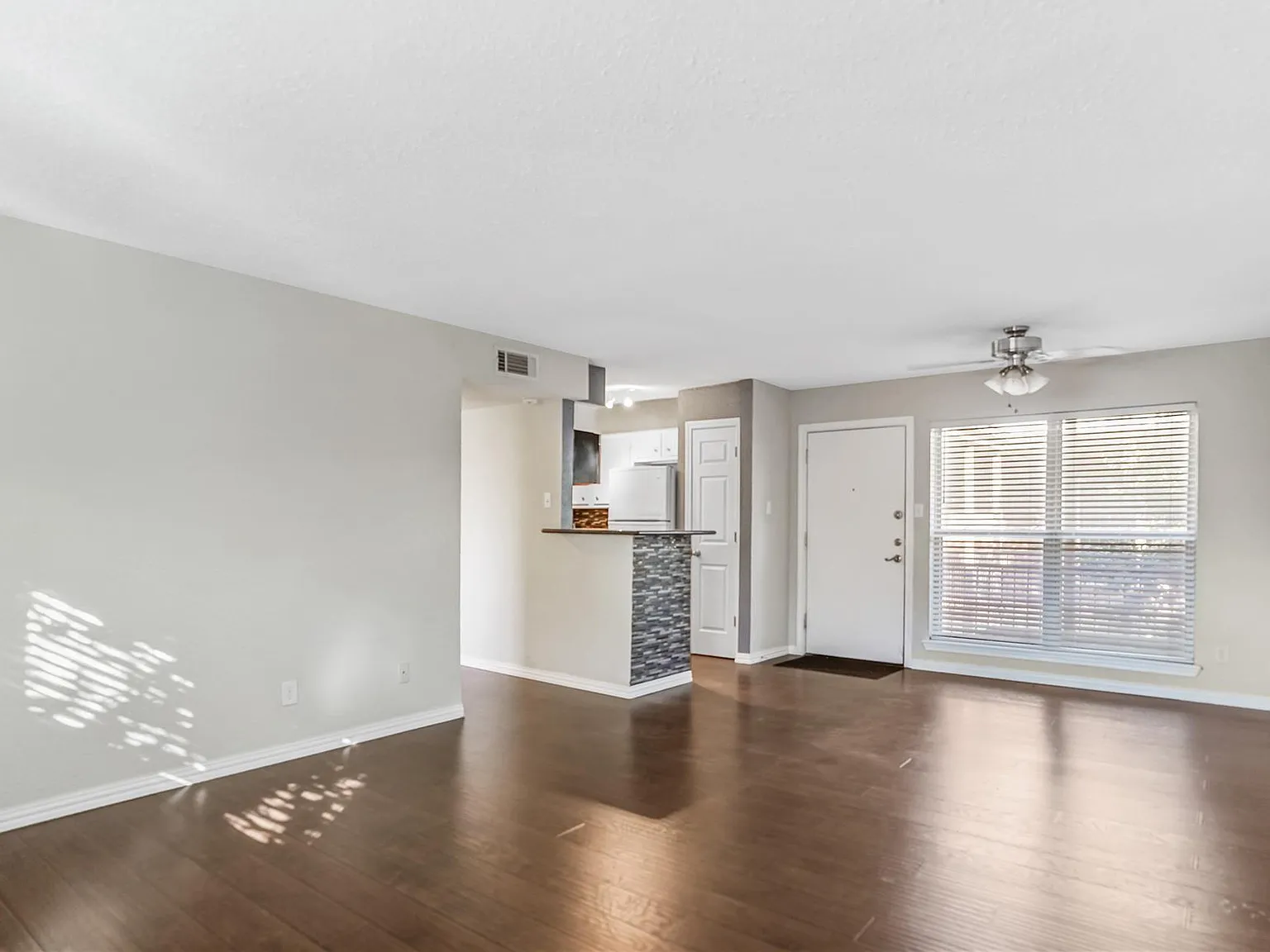 2 bed, 1.0 bath, 846 sqft, $1,450 — Photo 3