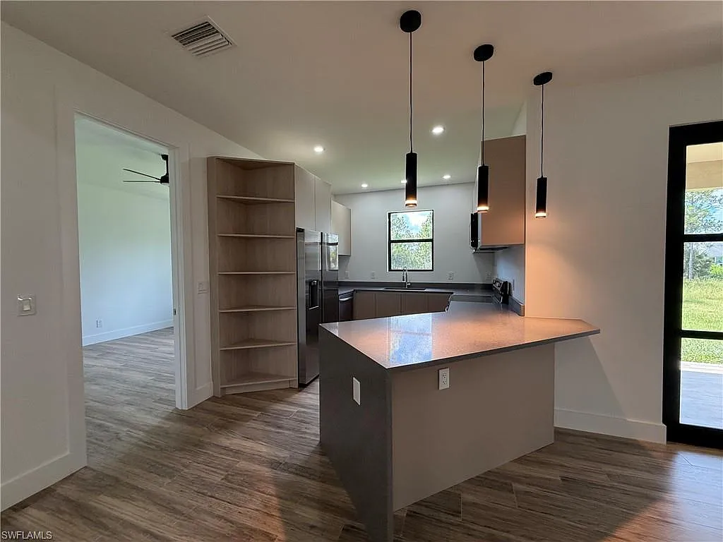 3 bed, 3.0 bath, 1410 sqft, $1,900 — Photo 3