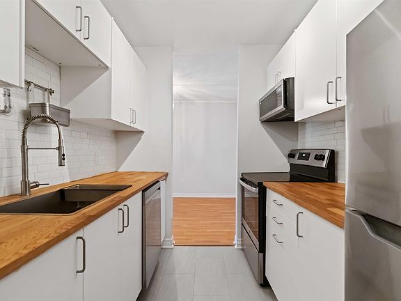 5th image of 15 Langbrae Dr #403
