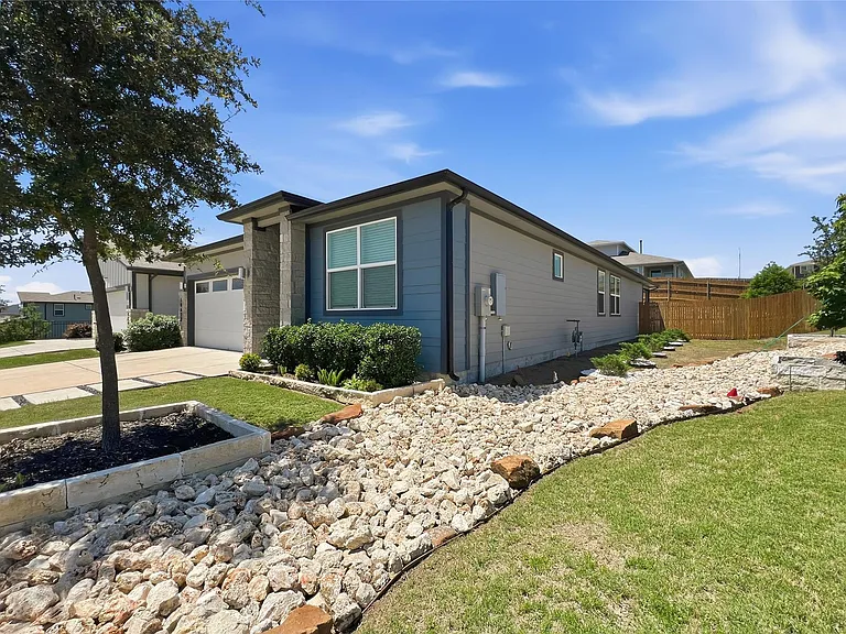 10620 Deaton Ln — Photo 5