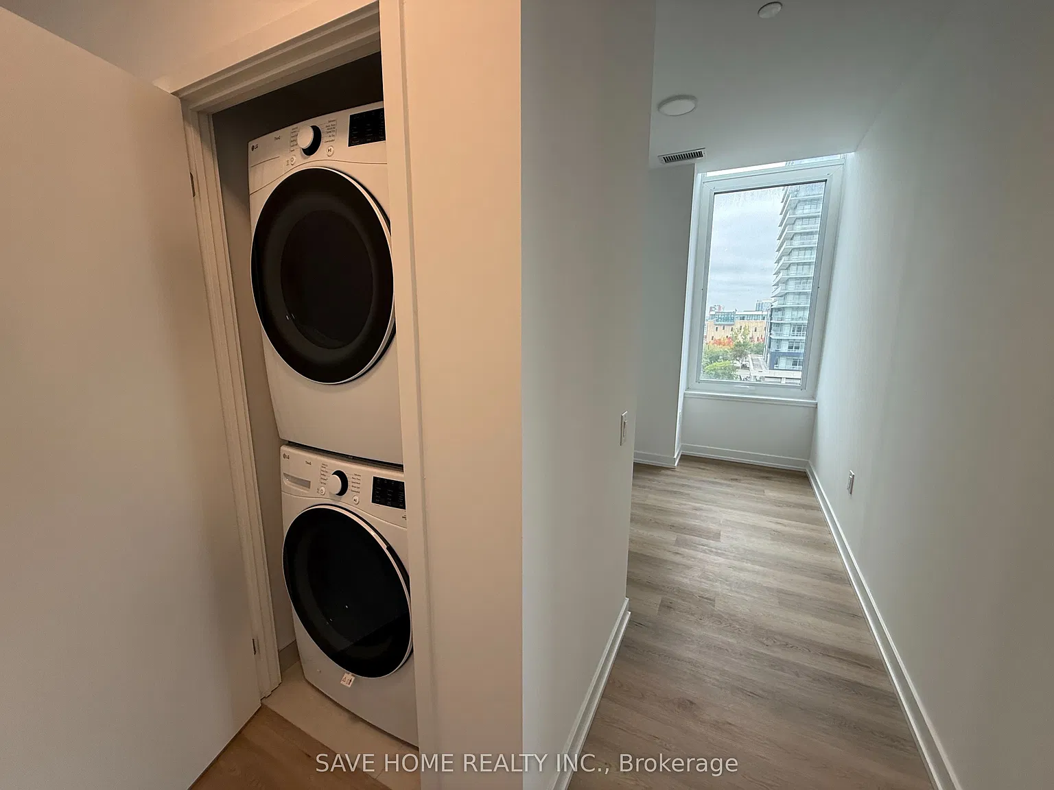Condominiums at Square One District — Photo 4