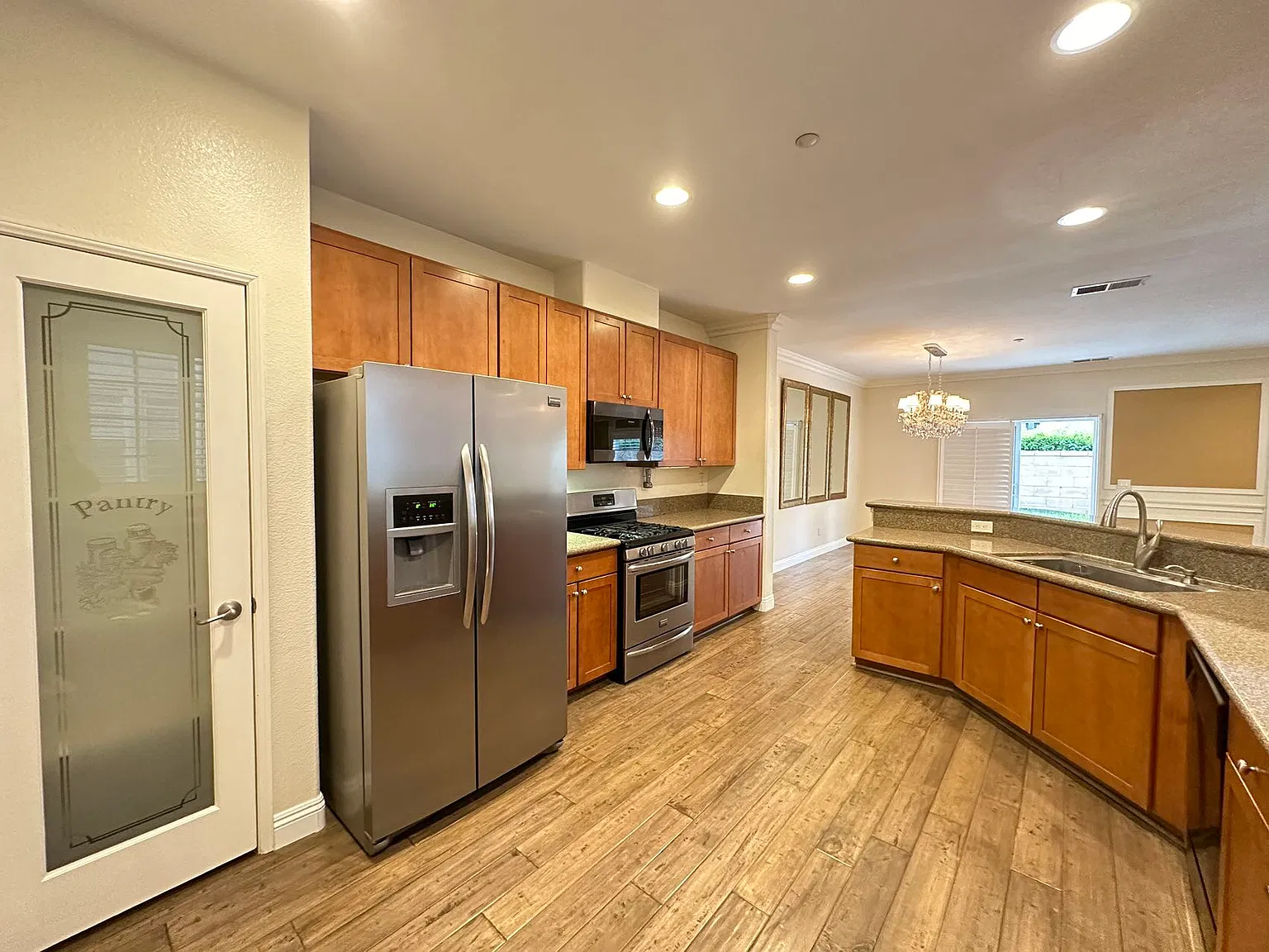 3 bed, 2.5 bath, 1549 sqft, $3,300 — Photo 3