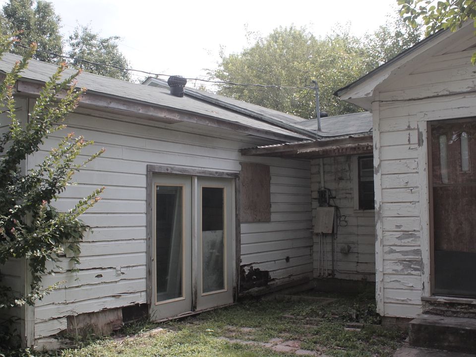 2nd image of 3900 Park Ave