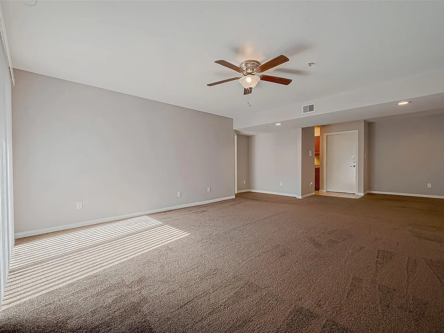 2 bed, 2.0 bath, 1092 sqft, $1,380 — Photo 2