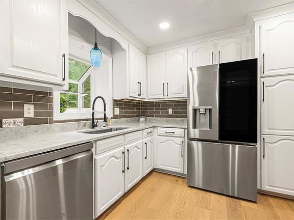 4th image of 37 Indian Springs Dr