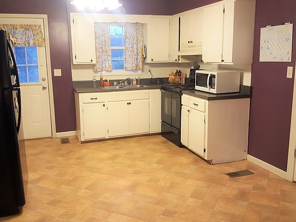 3rd image of 73 Robin Hood Dr