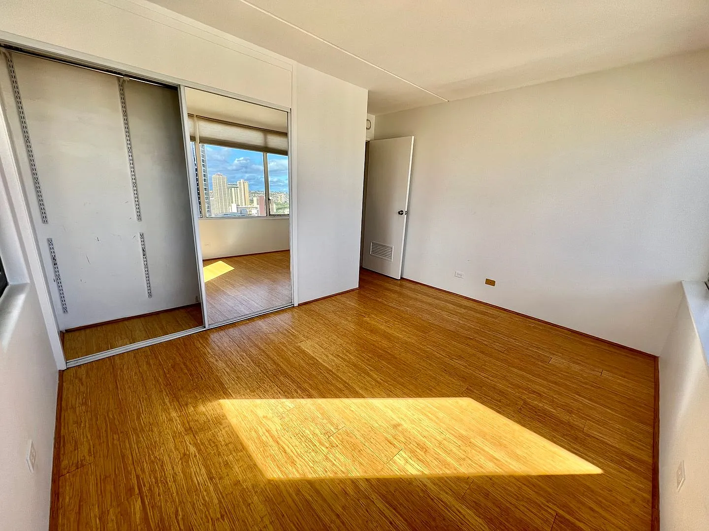 Renovated 2 Bedroom, 1 Bathroom, 2 Parking Unit With Utilities Included In The Chateau Waikiki Wi... — Photo 4