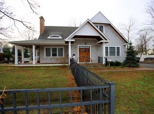 222 Maple St, Islip, NY 11751