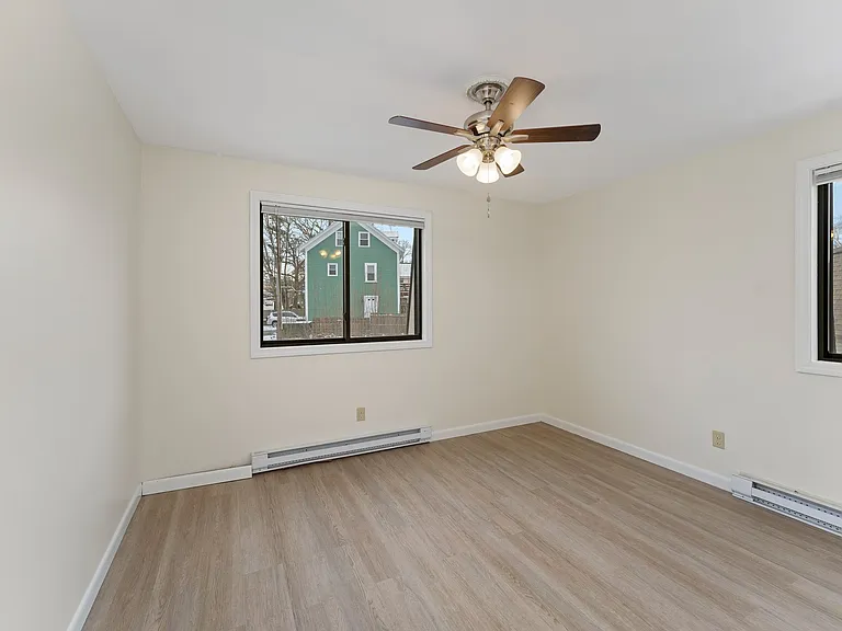 1398 Lonsdale Ave — Photo 6