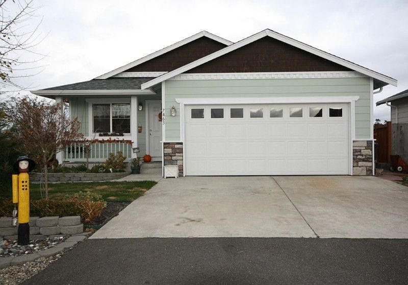 Great curb appeal rambler on cul-de-sac.
