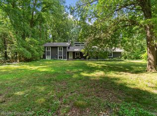 5022 Golf Club Rd, Howell, MI 48843