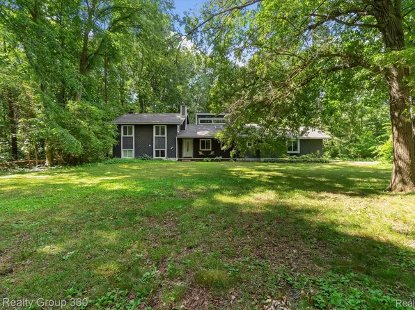 5022 Golf Club Rd, Howell, MI 48843
