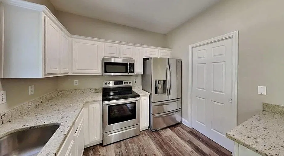 3 bed, 2.5 bath, 1556 sqft, $2,050 — Photo 4