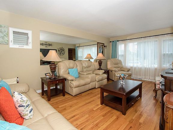 3rd image of 3728 N Newcastle Ave