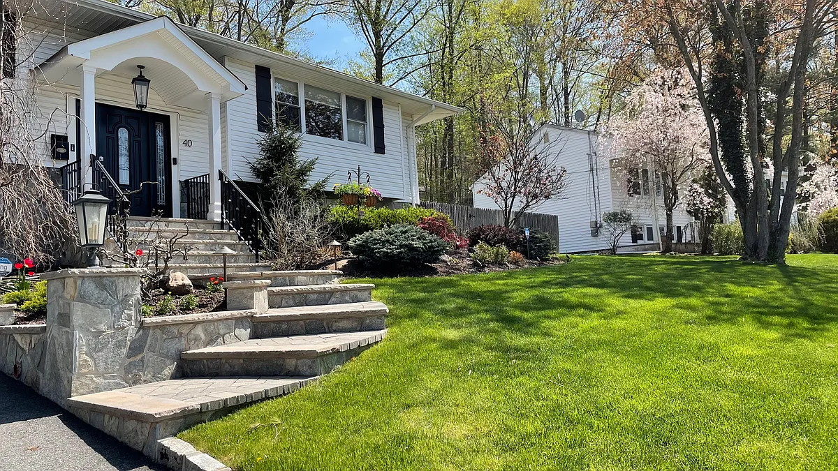 Building Photo - 40 Rumson Rd