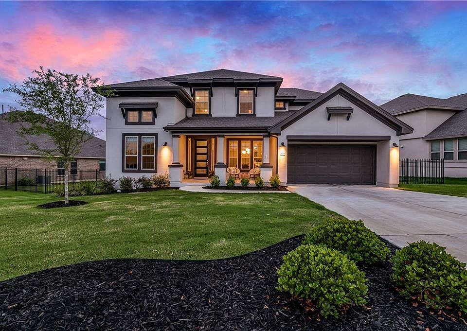 1st image of 814 Jacksdaw Dr