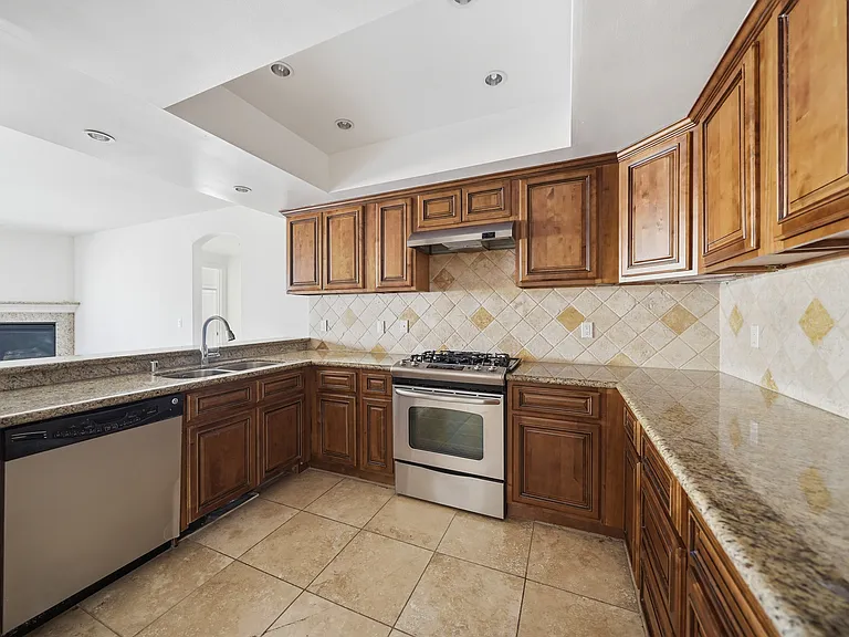 4733 Elmwood Ave #304 — Photo 9