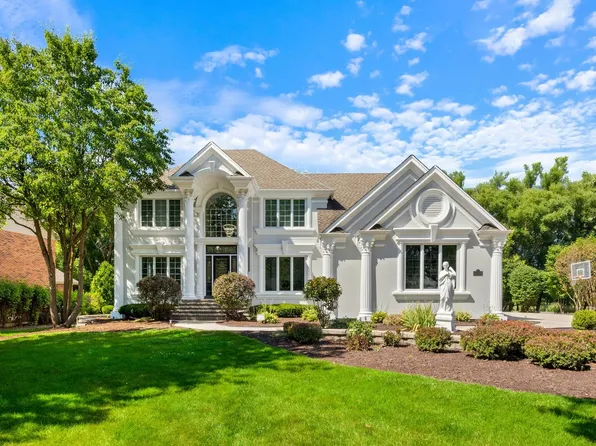 4303 Royal Fox Dr, St Charles, IL 60174