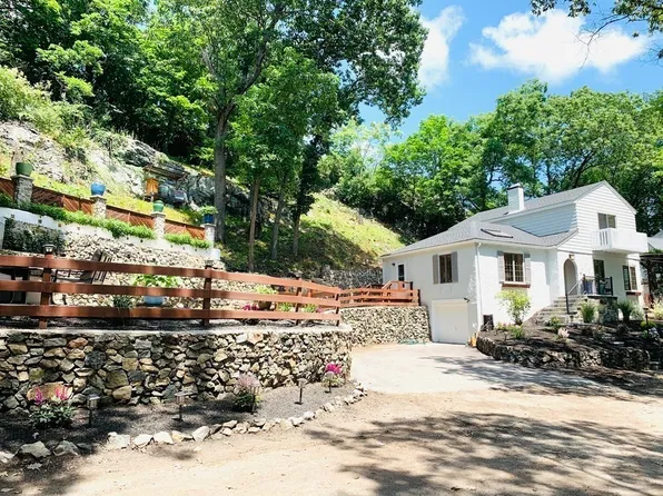 8 Chesterford Rd E, Winchester, MA 01890