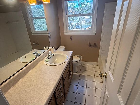 5th image of 944 Ridgewood Cir