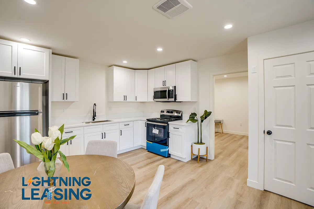 Building Photo - 12304 Burbank Blvd #15