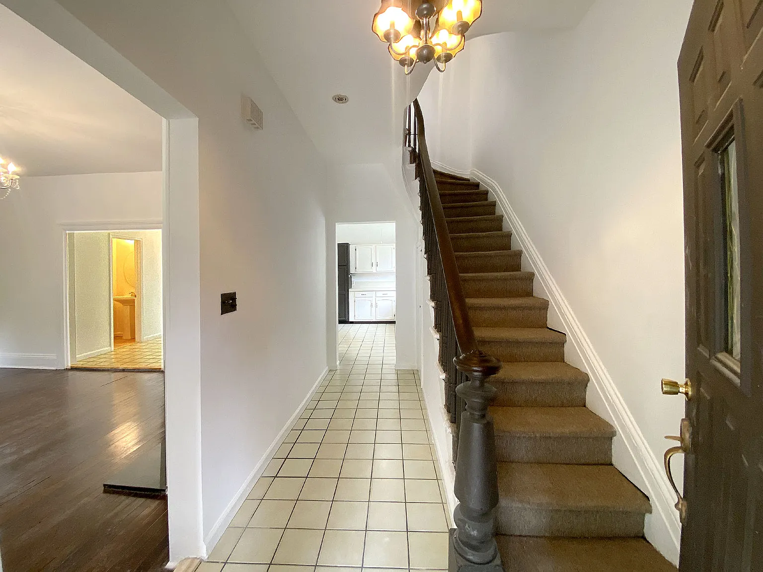 5 bed, 2.5 bath, 2550 sqft, $4,500 — Photo 2