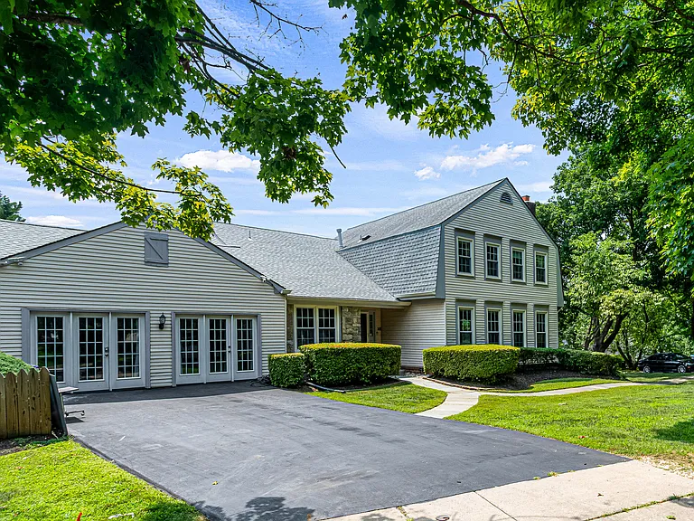 7416 Royal Dominion Dr — Photo 3
