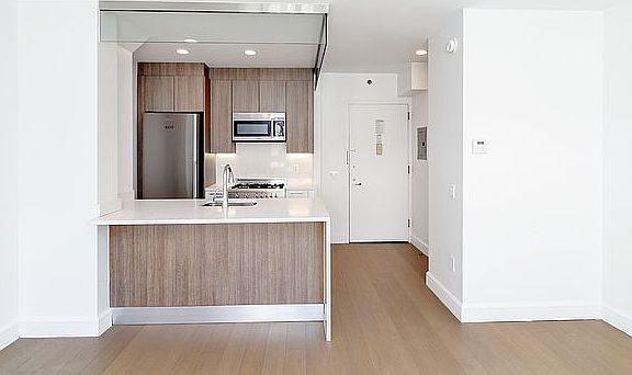 4th image of 311 W 50th St #4T
