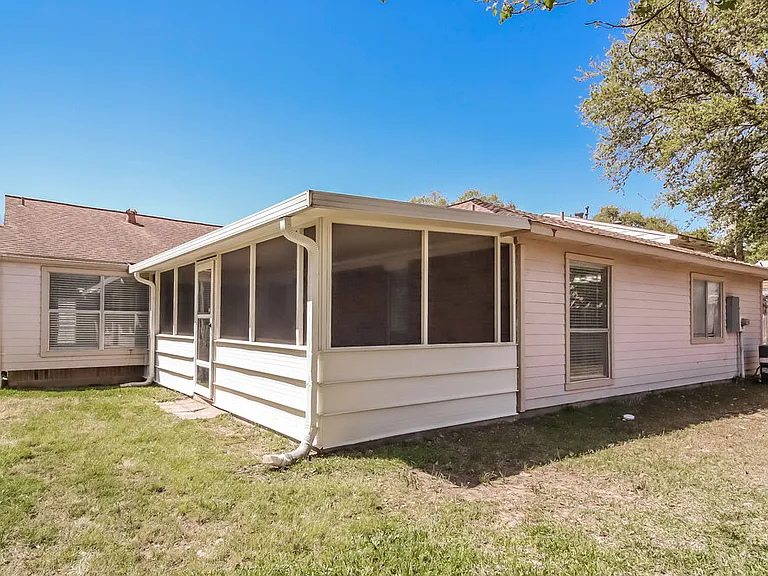 1235 Park Ln — Photo 16