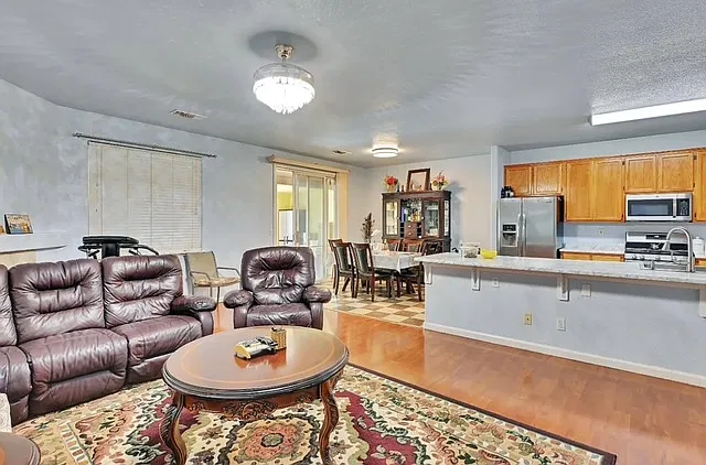 4 bed, 1832 sqft, $2,600 — Photo 3