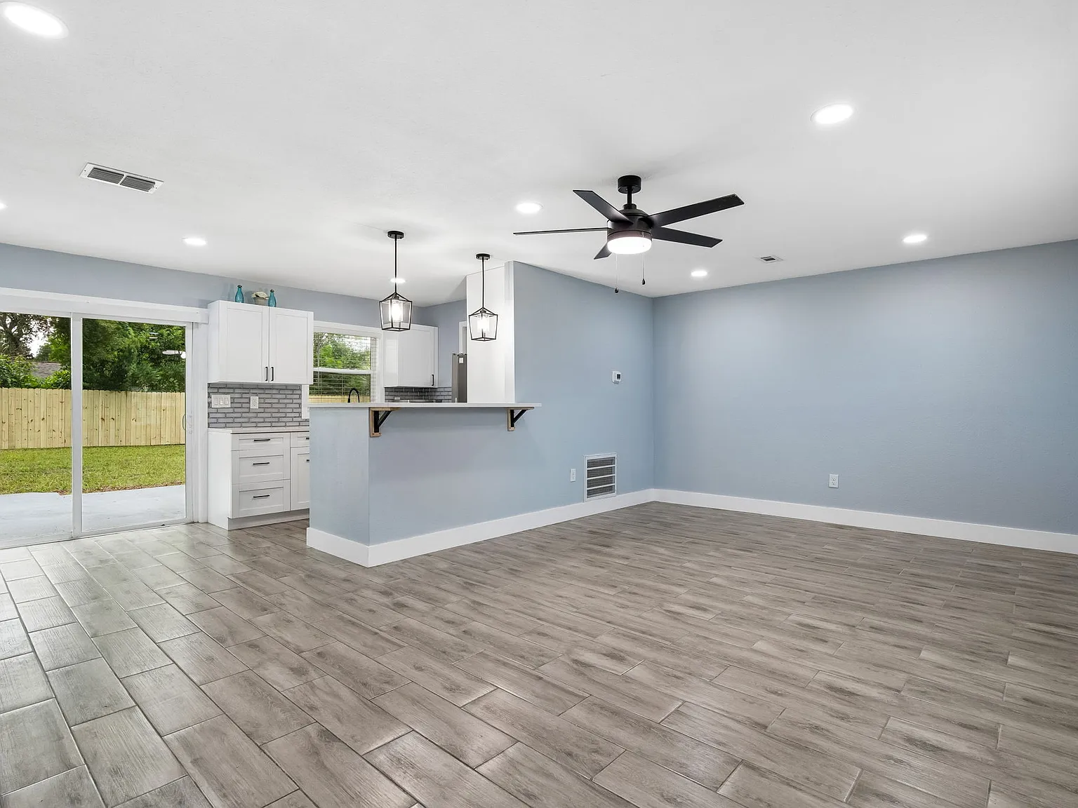 2 bed, 880 sqft, $1,750 — Photo 2