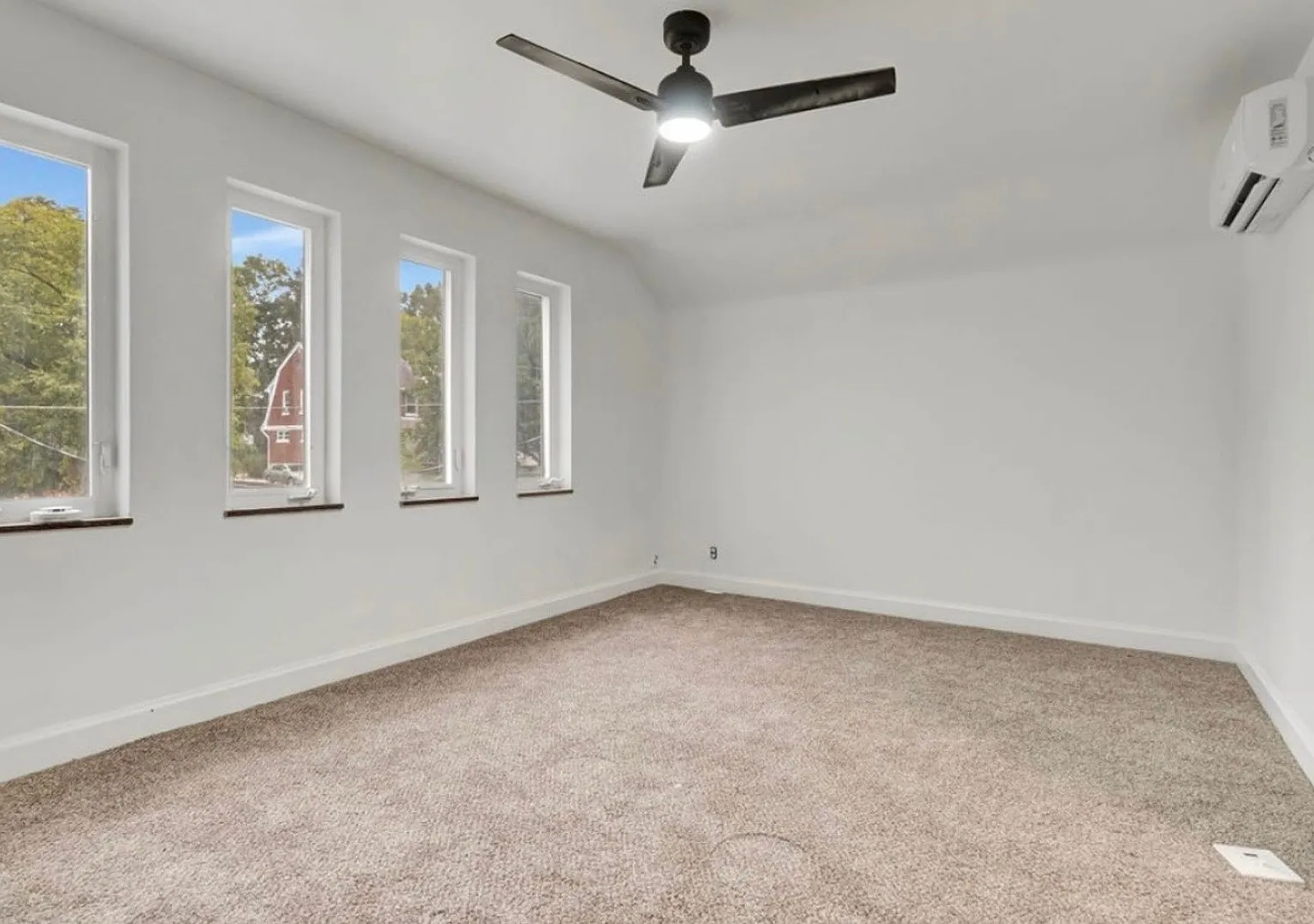 Newly renovated 3-bedroom, 1-bath home — Photo 4