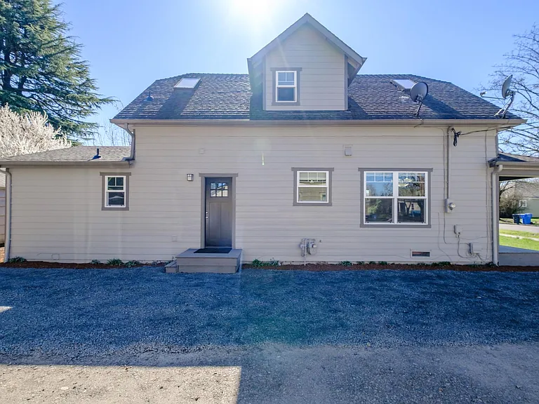380 24th St NE — Photo 4
