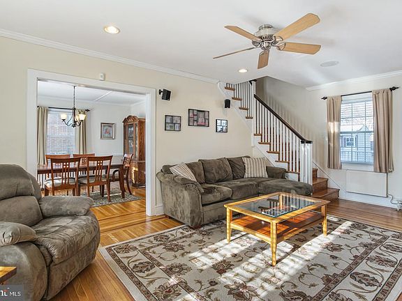 2nd image of 817 Edmonds Ave