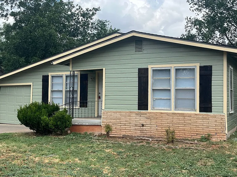 1941 N Mockingbird Ln — Photo 1