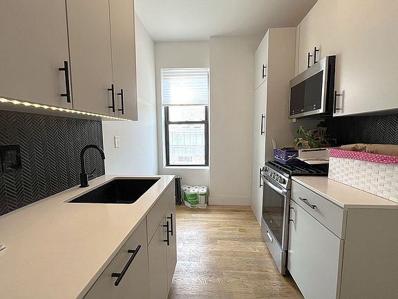 3rd image of 35 Bedford St #34