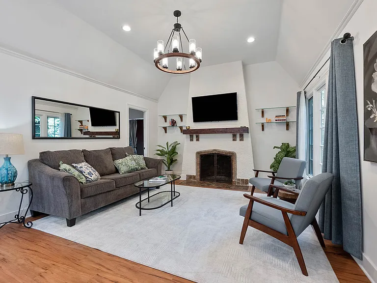 8818 Rosewood Ave — Photo 2