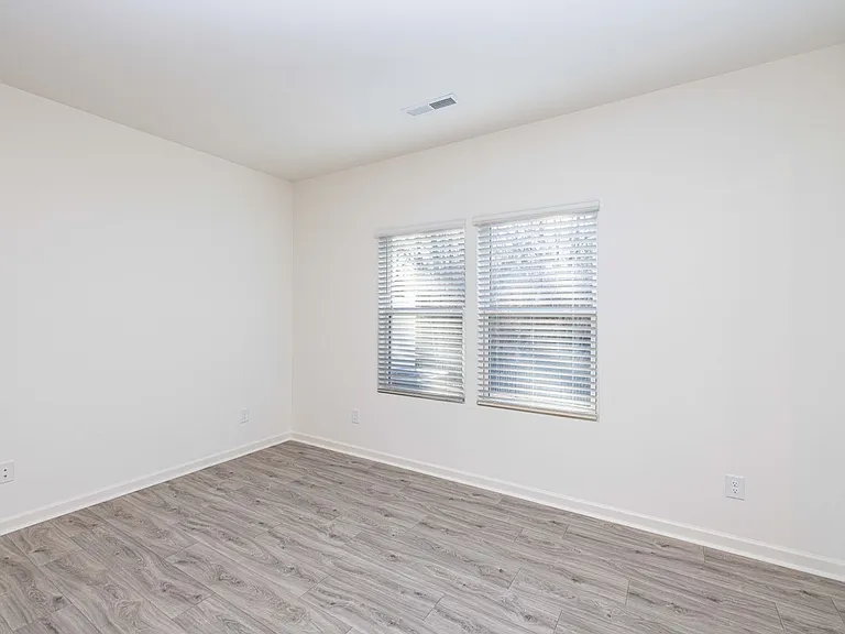 105 Luna Ln — Photo 12