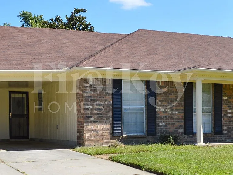 3034 Oak Allee St — Photo 1