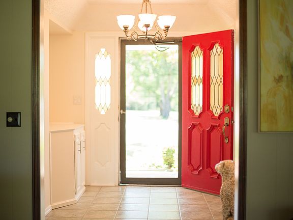 Front entryway/ Foyer