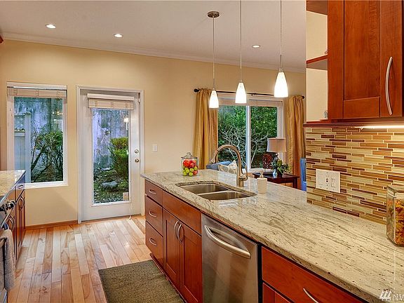 4th image of 6559 SE Cougar Mountain Way #4