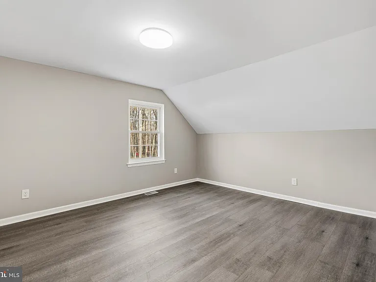 221 Oak Ln — Photo 26