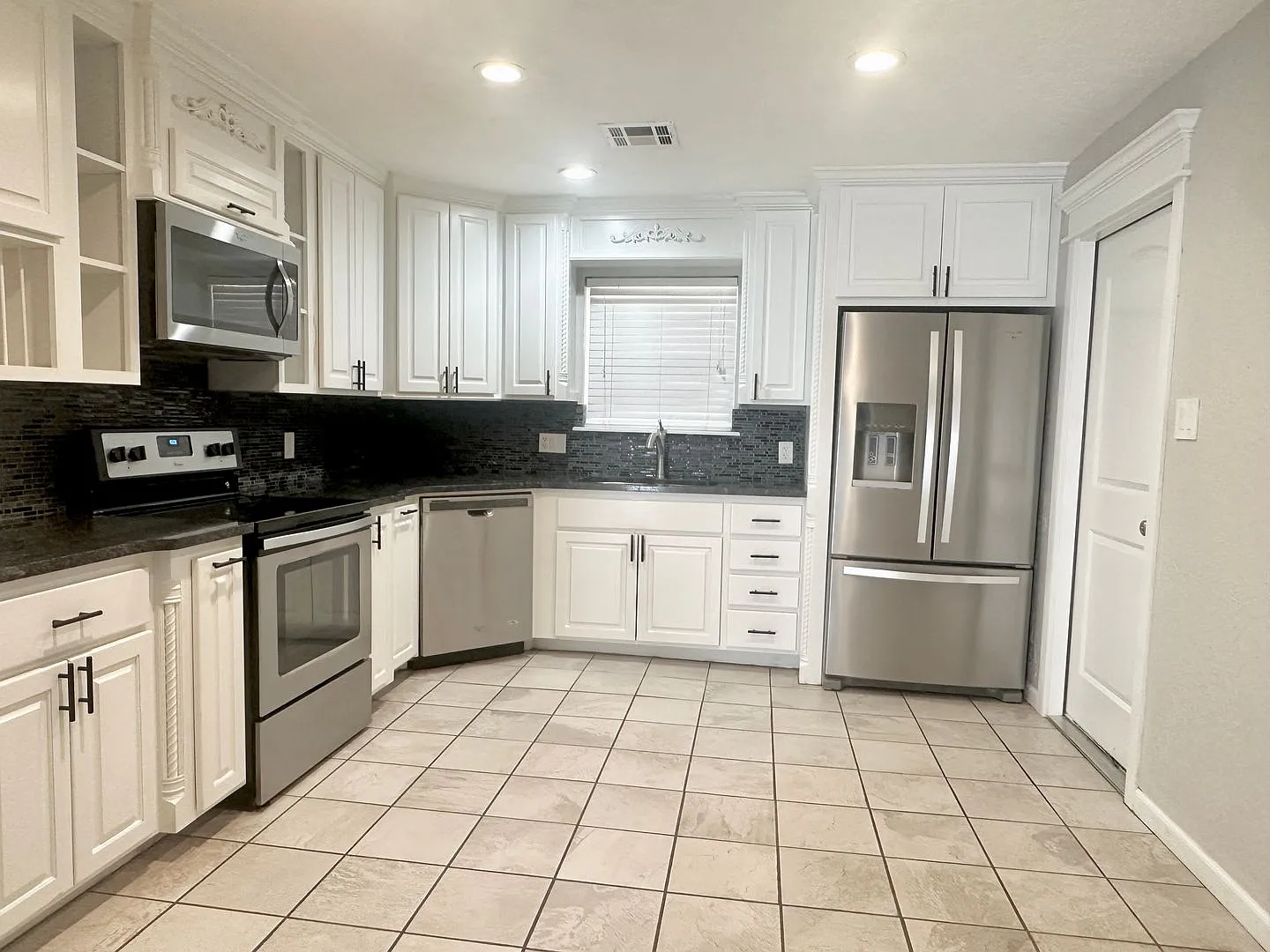 Nicely Updated Home on Lawton's West Side near Shopping and Restaurants — Photo 3