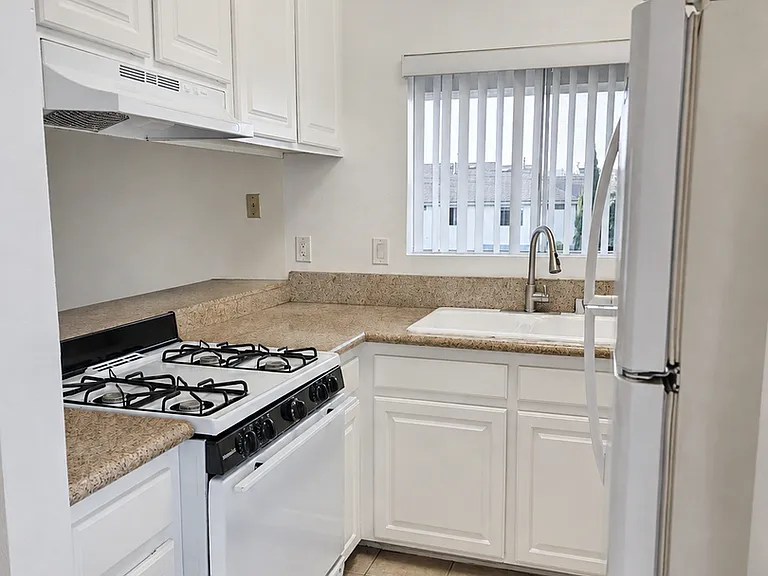 1133 Mira Mar Ave — Photo 6