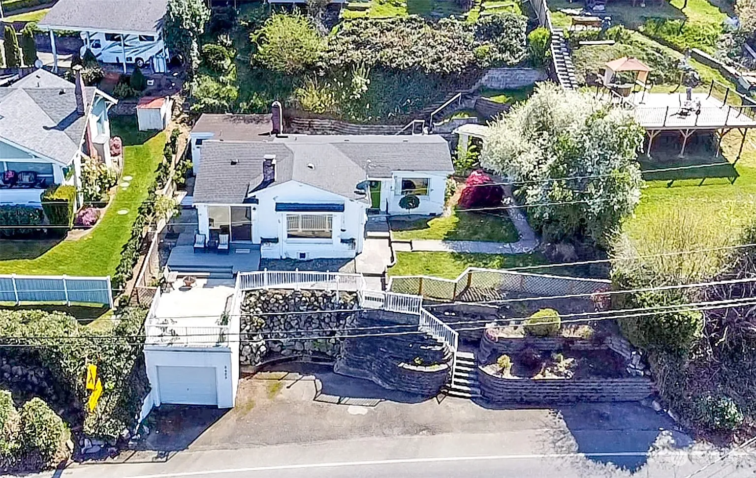 8429 East Side Drive NE photo 1