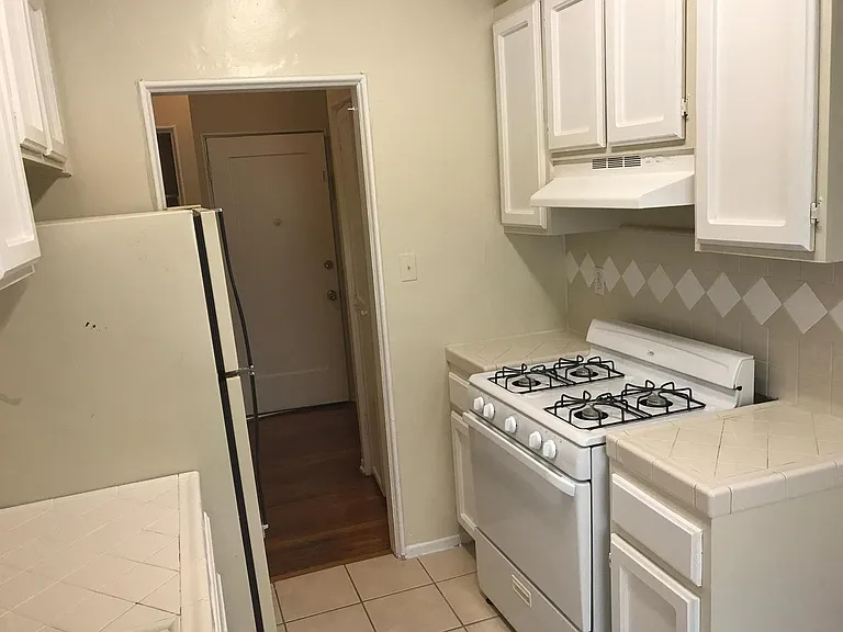 1197 N Ardmore Ave — Photo 6