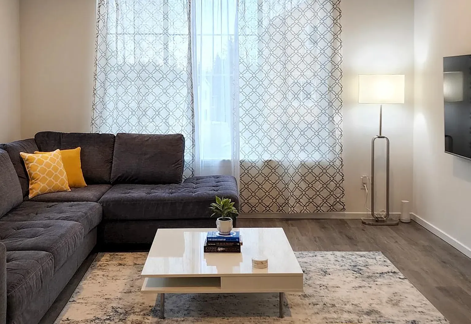 Like New Town Home in Upscale Silverdale — Photo 2