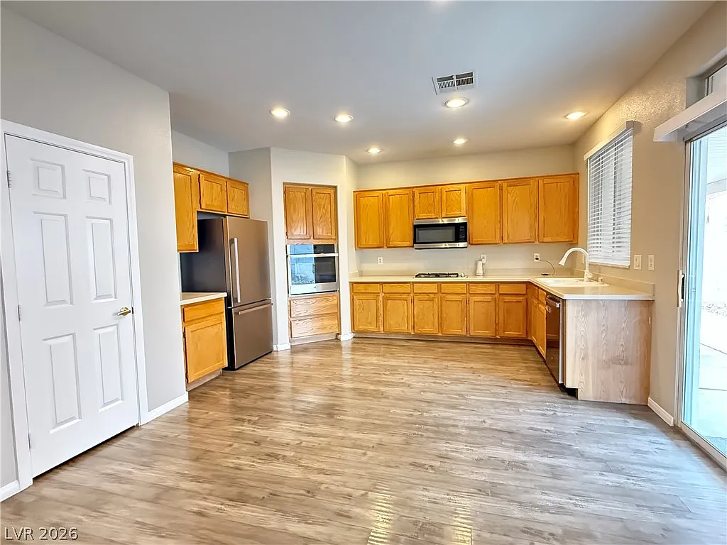 3 bed, 2.0 bath, 1672 sqft, $2,400 — Photo 2