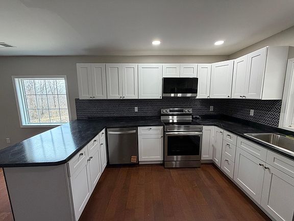 3rd image of 1086 Moore Hill Ave